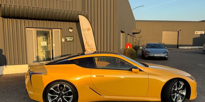 Lexus orange devant la devanture ACC Shop