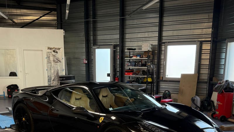 Detailing d'une Ferrari noire à l'atelier