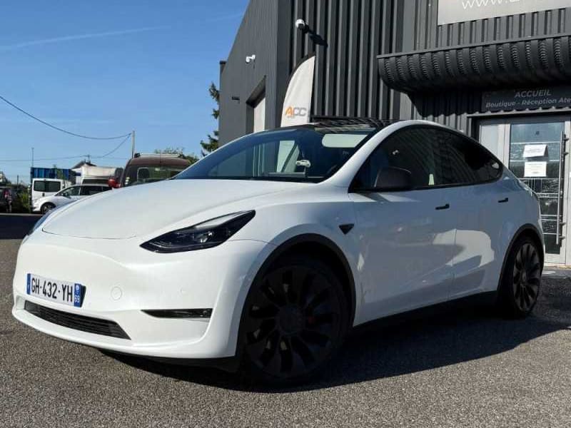 Voiture électrique devant l'atelier ACC Shop à Sausheim