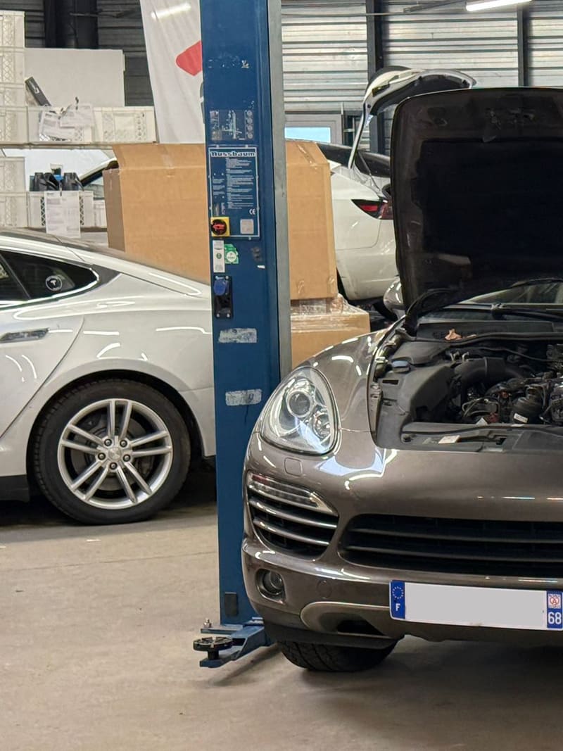 Entretien d'un Porsche Cayenne sur pont dans l'atelier