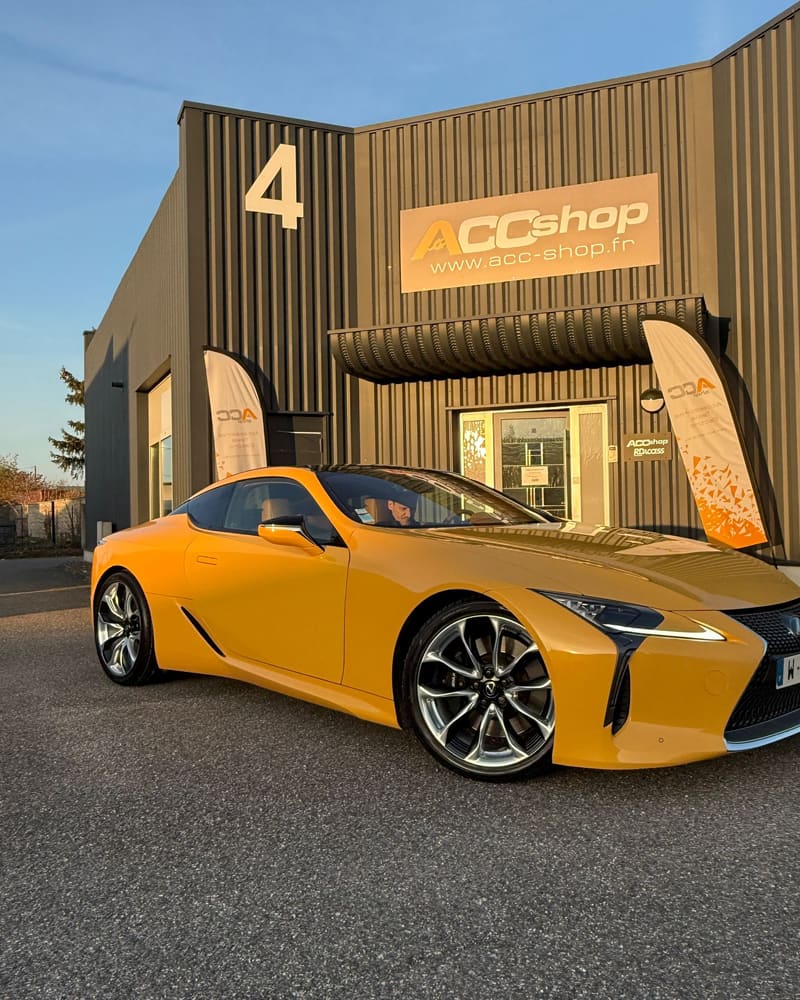 Lexus orange devant l'atelier ACC Shop à Sausheim