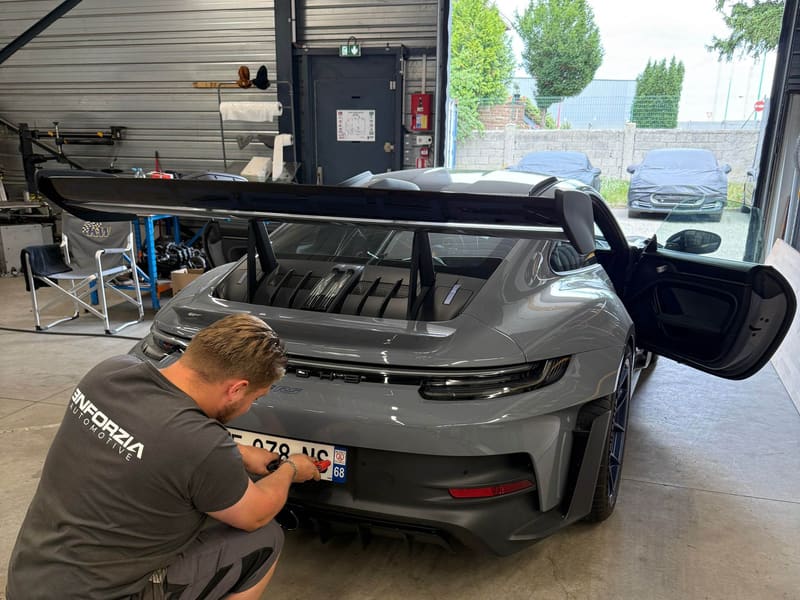 Montage de pièces sur une Porsche 911 GT3