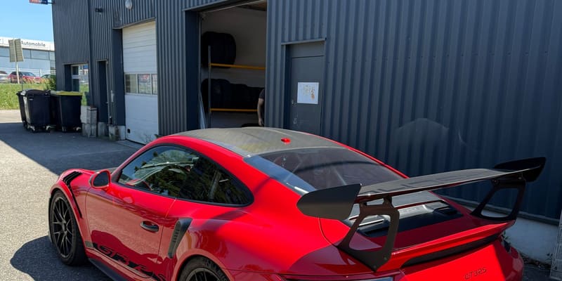 Porsche 911 GT3 rouge devant l'atelier RD Shop