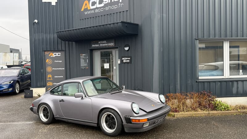 Porsche devant l'entrée du garage ACC Garage à Sausheim