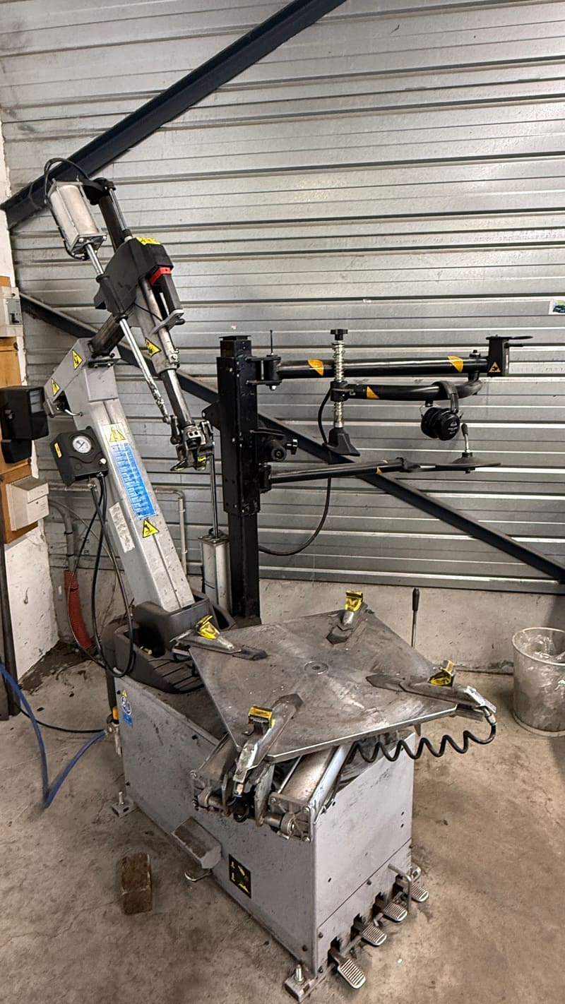 Montage de pneus sur machine à Sausheim