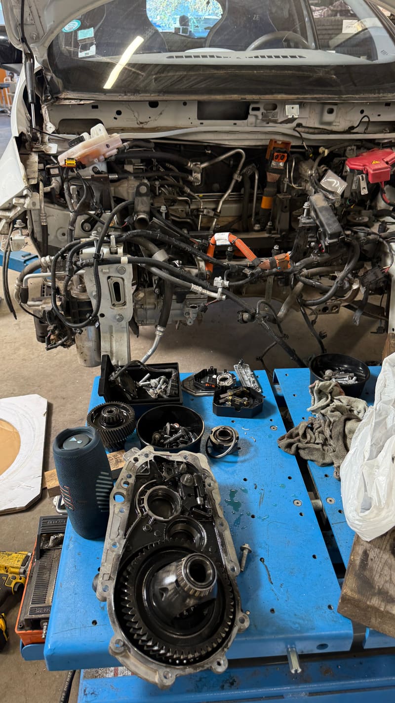 Entretien du moteur d'une Tesla à l'atelier ACC Garage
