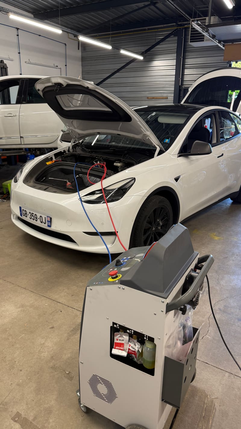 Recharge de la climatisation d'une Tesla à Sausheim
