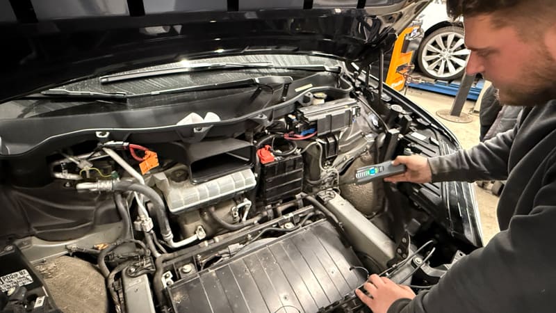Recherche de panne électrique sur une Tesla à l'atelier ACC Garage