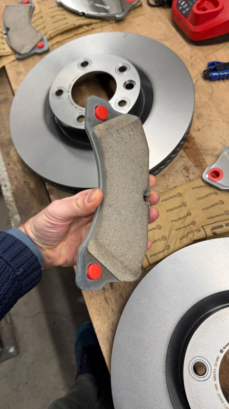 Remplacement des disques et plaquettes de frein à l'atelier ACC Garage