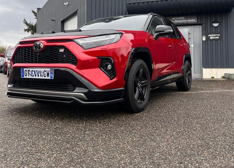 Pose d'une lame de pare-chocs sur une Toyota à Sausheim