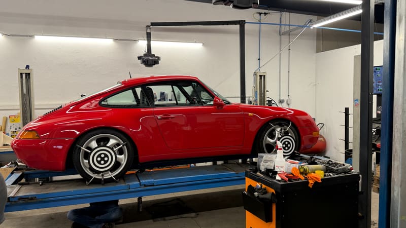 Réglage de géométrie sur une Porsche dans le Haut-Rhin